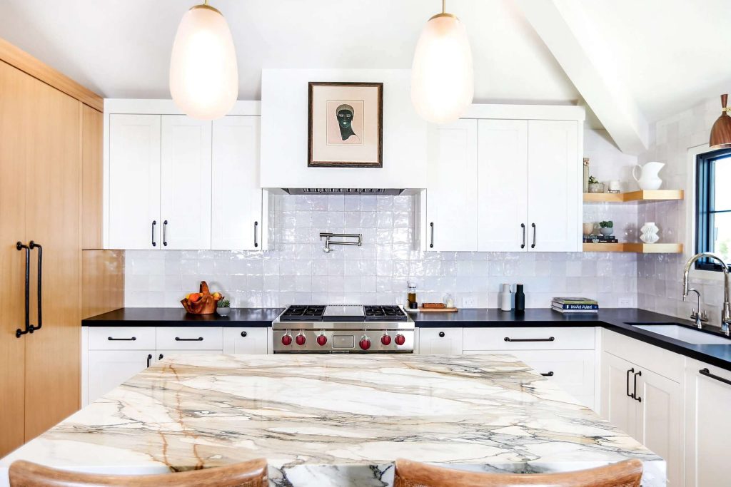 Marble kitchen: Timeless elegance and functionality.