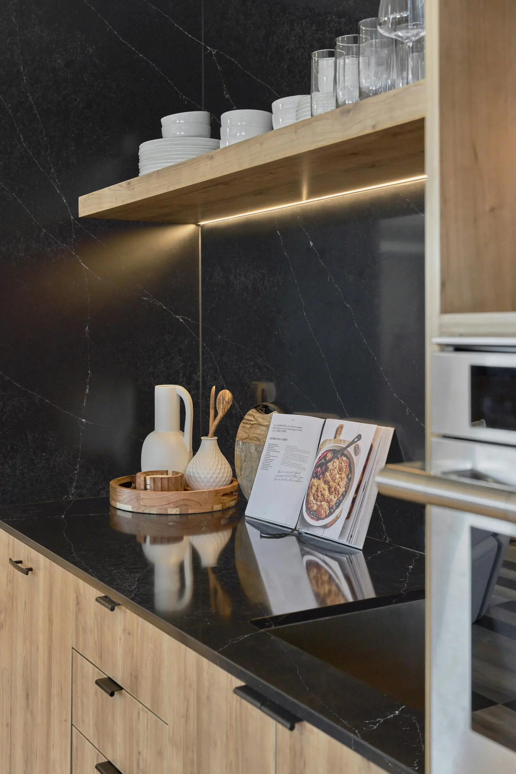 markina-black-side-kitchen